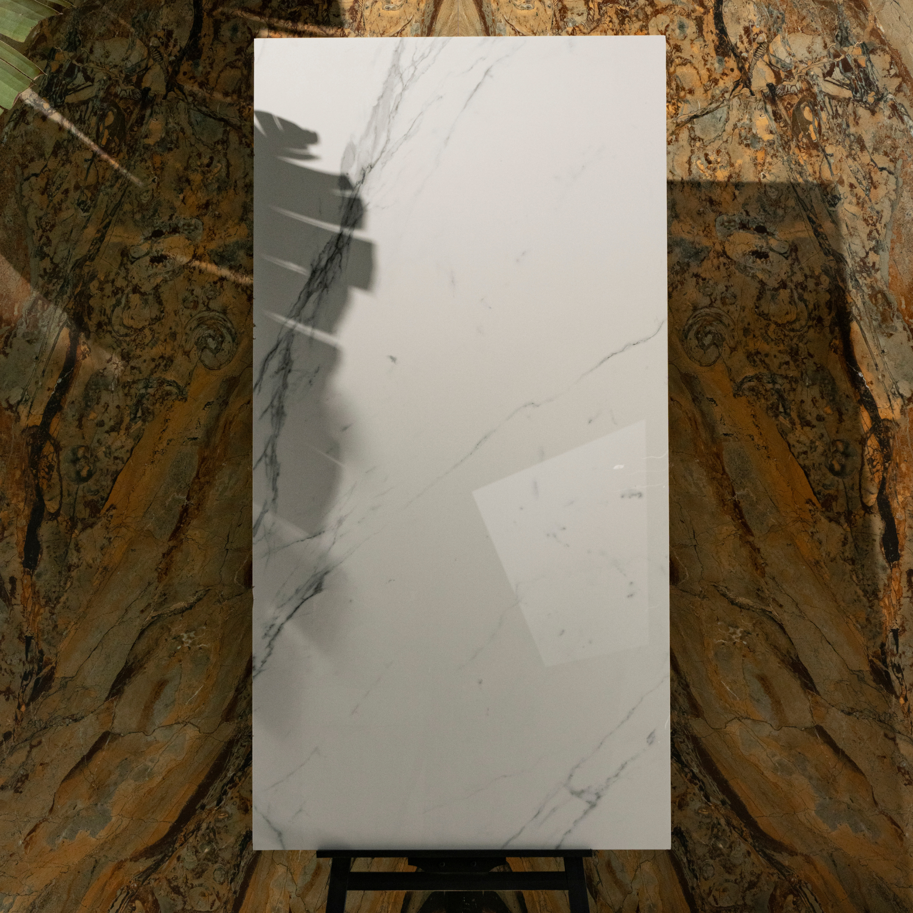 CRSM 117 tiles (80x160cm, 9mm) feature a polished surface with a sleek and modern design. Suitable for both floors and walls, these tiles are perfect for adding a touch of elegance to any indoor space. 